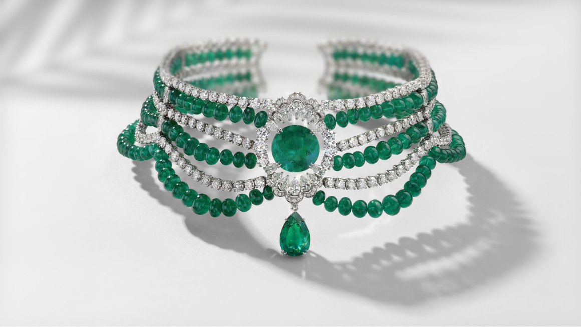 An exceptional choker in Ethical white gold set with emerald-cut emeralds, as well as oval-shaped, pear-shaped and brilliant-cut diamonds.